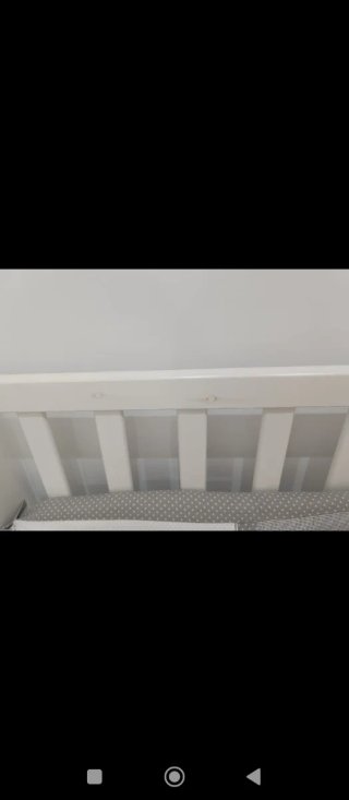 Cuna de bebé blanca con ruedas