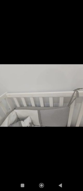 Cuna de bebé blanca con ruedas