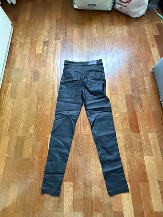 Pantalón encerado mujer negro