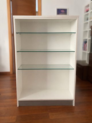 Estantería blanca con baldas de cristal