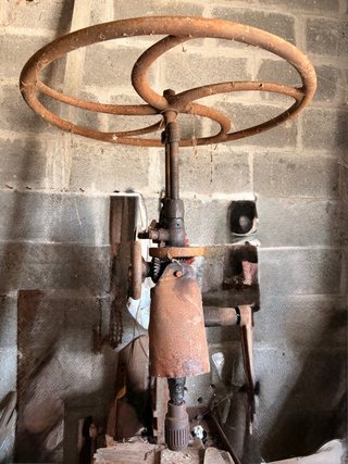 Taladro de columna manual antiguo