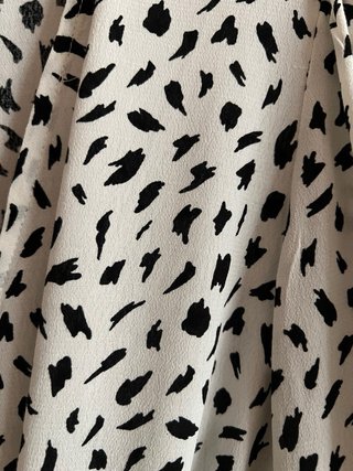 Blusa cruzada estampada blanca y negra talla L