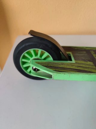 Patinete verde FLYR de Tijuana.
