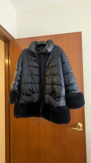 Chaqueta acolchada para lluvia azul marino con pel