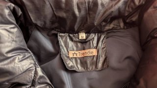 Chaqueta acolchada para lluvia azul marino con pel