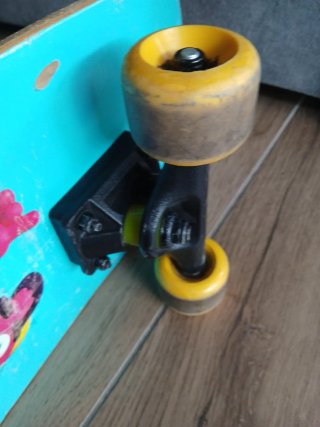 Skate infantil con huellas