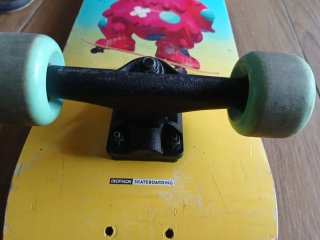 Skate infantil con huellas