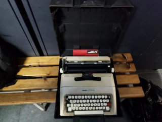 Máquina de escribir Consul y otra olivetti lettera
