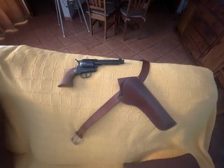 Revolver con funda y cinturón para disfraz