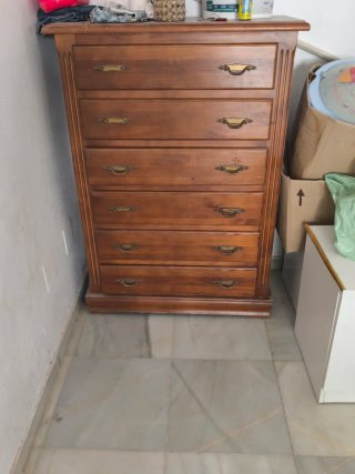 Cómoda de madera marrón