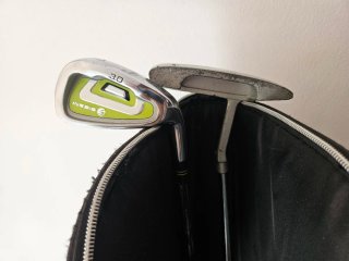 Palos de golf (hierro 7 y putt) y bolsa Boston