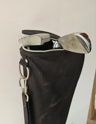 Palos de golf (hierro 7 y putt) y bolsa Boston