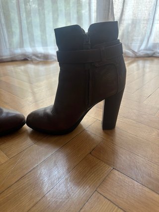 Botines Uterqüe tacón hebilla piel marrón