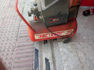 Compresor de aire rojo