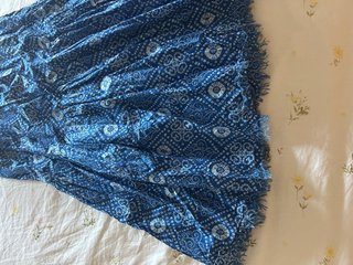 Falda larga Zara azul y blanca.