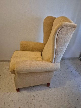 Sillón orejero tela beige y amarillo