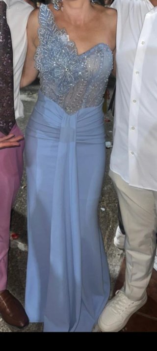 Vestido de fiesta azul con pedrería