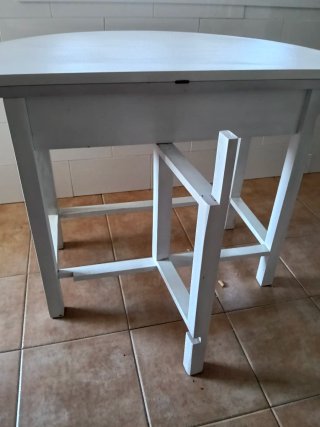 Mesa ovalada blanca de madera