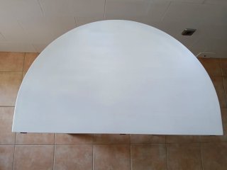 Mesa ovalada blanca de madera
