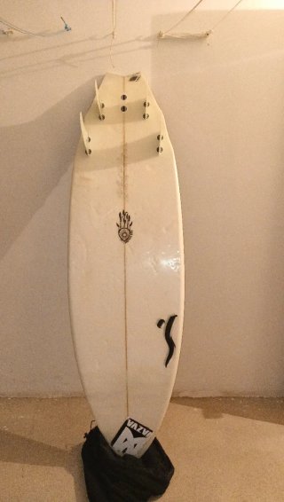 Tabla de surf corta 5,10 con funda