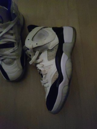Scarpe Jordan bianche e viola e nere