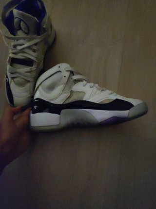 Scarpe Jordan bianche e viola e nere