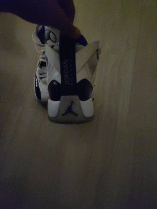 Scarpe Jordan bianche e viola e nere