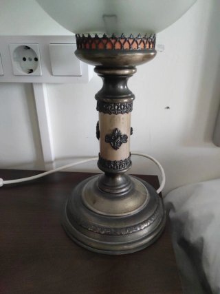 Lámpara de mesa dorada y blanca