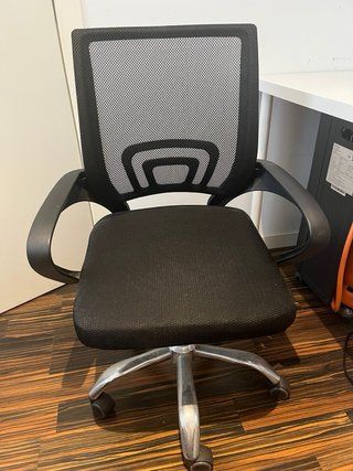 Scrivania e sedia da ufficio