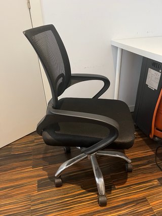 Scrivania e sedia da ufficio