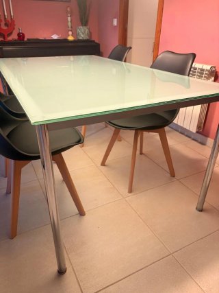 Mesa comedor y 4 sillas