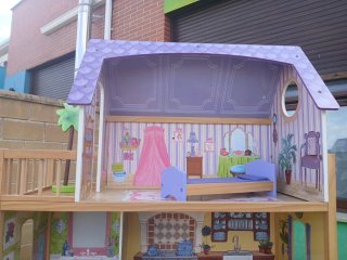 Casa de muñecas de madera