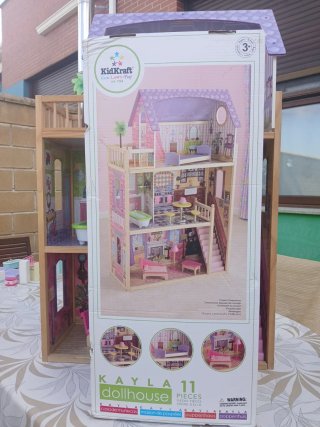 Casa de muñecas de madera