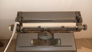 Máquina de escribir Olivetti Linea 98 con carro