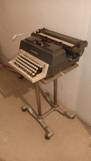 Máquina de escribir Olivetti Linea 98 con carro