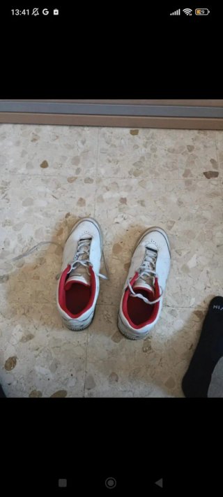 Zapatillas Jordan Blancas y Rojas