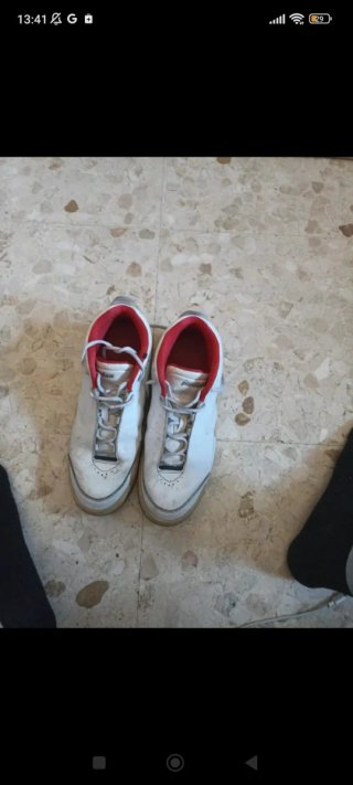 Zapatillas Jordan Blancas y Rojas