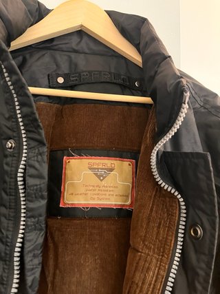 Anorak negro con forro marrón