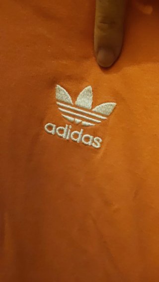 Camiseta Adidas rosa con rayas