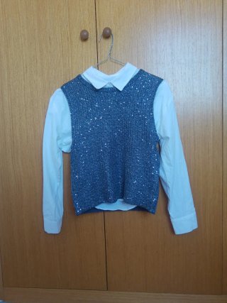 Camisa blanca con lazos bordados y chaleco gris