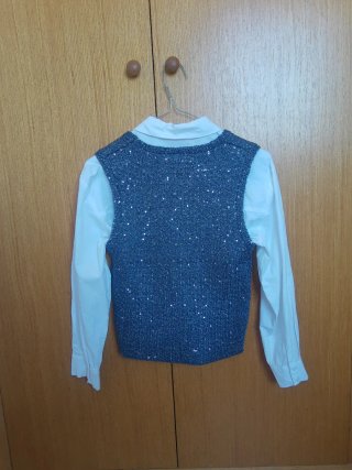 Camisa blanca con lazos bordados y chaleco gris