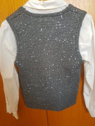 Camisa blanca con lazos bordados y chaleco gris
