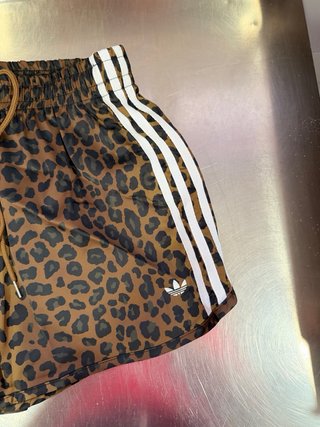 Adidas shorts estampado leopardo satinado talla M