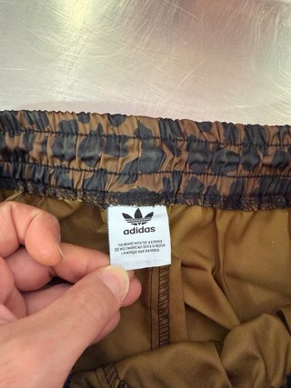 Adidas shorts estampado leopardo satinado talla M