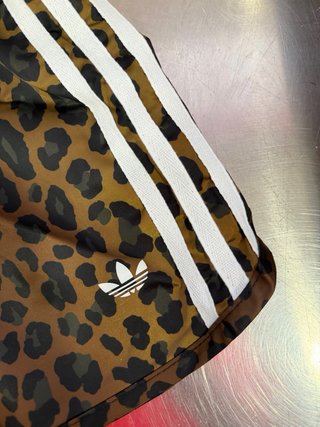 Adidas shorts estampado leopardo satinado talla M