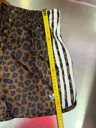 Adidas shorts estampado leopardo satinado talla M