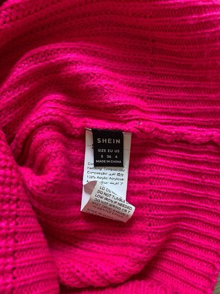 Jersey rosa neón cuello alto hombro descubierto