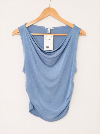 Top H&M azul satinado drapeado nuevo M