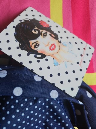 Mochila azul con lunares blancos