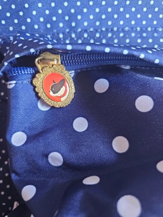 Mochila azul con lunares blancos